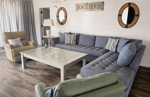 Thomas Drive Condo | 130 m² Condo ∙ 2 bedrooms ∙ 8 guests