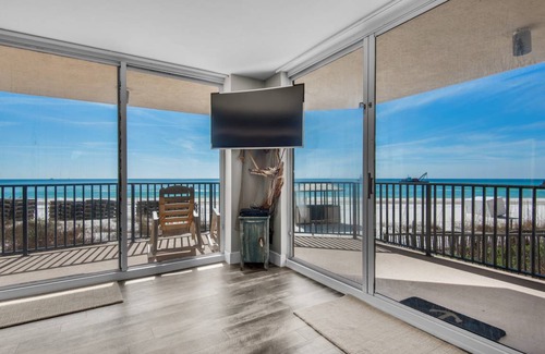 Thomas Drive Condo | 130 m² Condo ∙ 2 bedrooms ∙ 8 guests