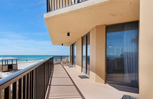 Thomas Drive Condo | 130 m² Condo ∙ 2 bedrooms ∙ 8 guests
