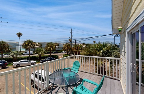 Sunnyside Condo | 132 m² Condo ∙ 2 bedrooms ∙ 6 guests