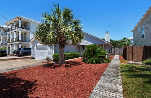 Crystal Beach Cottage | 1650 ft² Cottage