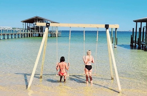 Fort Walton Beach Cottage | 167 m² Cabin ∙ 3 bedrooms ∙ 12 guests