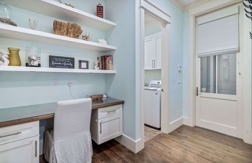 Watercolor House | 2 Minutes to Camp Watercolor. Deluxe Home with Carriage House and Golf Cart
