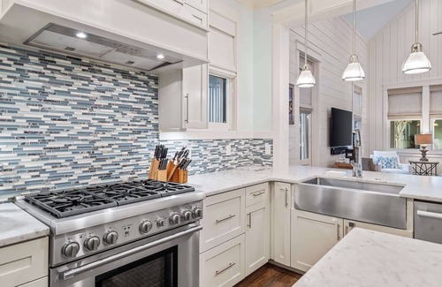 Watercolor House | 2 Minutes to Camp Watercolor. Deluxe Home with Carriage House and Golf Cart