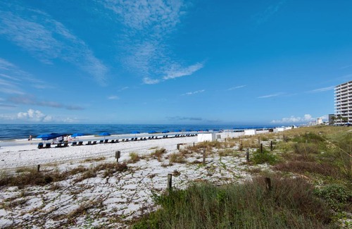 Thomas Drive Condo | 214 m² Condo ∙ 3 bedrooms ∙ 10 guests