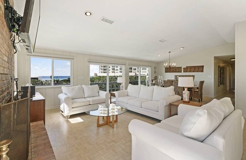 Four Mile Village House | 215 m² House ∙ 4 bedrooms ∙ 12 guests