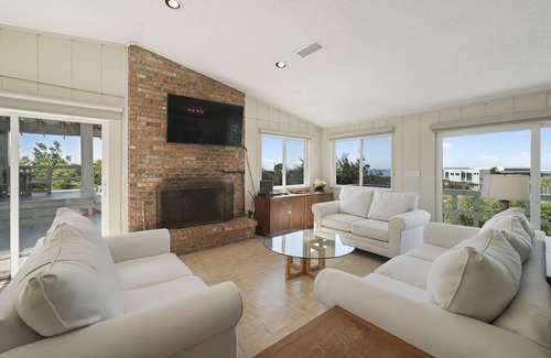 Four Mile Village House | 215 m² House ∙ 4 bedrooms ∙ 12 guests