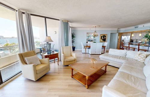Holiday Isle Condo | 223 m² Condo ∙ 3 bedrooms ∙ 8 guests