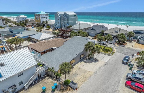 Crescent Beach House | 256 m² House ∙ 6 bedrooms ∙ 18 guests