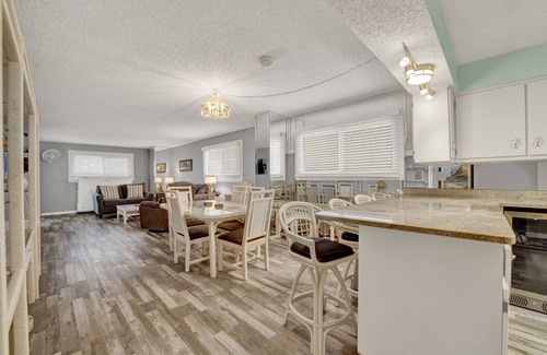 Biltmore Beach Condo | 3 Bedroom Deluxe Modern beach condo with balcony beach access - Shoreline Beach