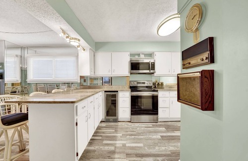 Biltmore Beach Condo | 3 Bedroom Deluxe Modern beach condo with balcony beach access - Shoreline Beach