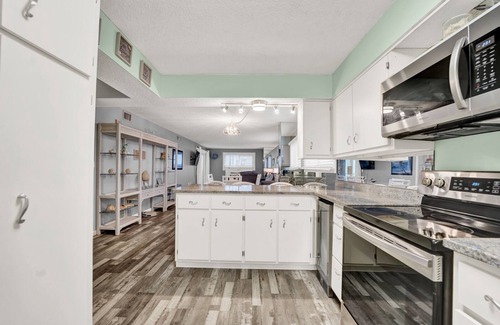 Biltmore Beach Condo | 3 Bedroom Deluxe Modern beach condo with balcony beach access - Shoreline Beach