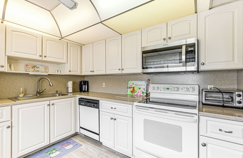 East Naples Condo | 3 Mi to Downtown Naples: Country Club Condo!