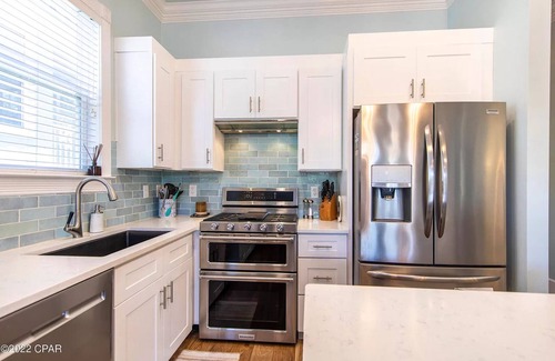 Fort Bay House | 3 mins to the Sand, Beachfront Pool!