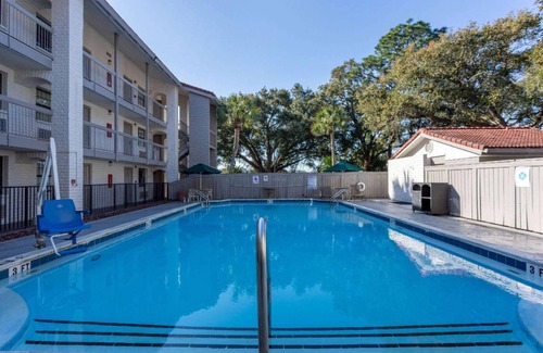 Northeast Pensacola Hotel | 35 m² Hotel ∙ 127 guests