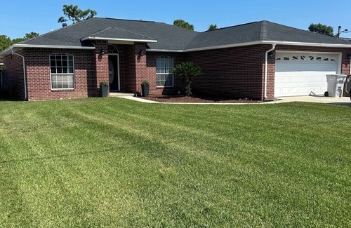 Gulf Breeze House | 3B 2bath House in charming Gulf Breeze with private pool and privacy fence.