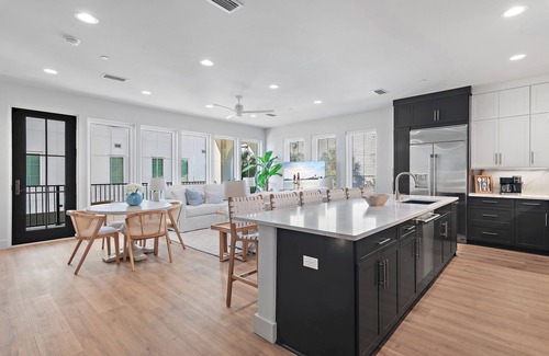 Laguna Beach House | 4 Br Tn Home! | Elevator | Heated Community Pool | 2Min Walk To The Beach!