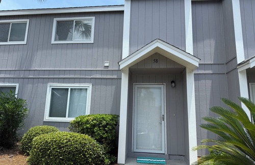 Destin House | 4 Min Walk to Beach and Lakefront Patio! Patio + Community Pool!