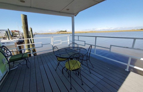 Historic Downtown Apalachicola Boat Rental | 46 m² Houseboat ∙ 1 bedroom ∙ 2 guests