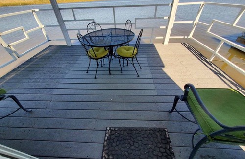 Historic Downtown Apalachicola Boat Rental | 46 m² Houseboat ∙ 1 bedroom ∙ 2 guests
