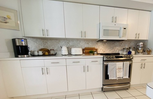 Crown Pointe House | 5 Miles to the beach, family home, saltwater pool, pickleball & tennis courts