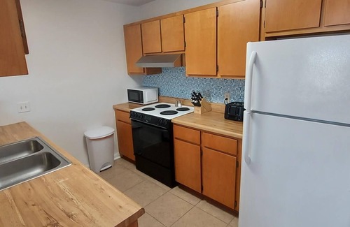 Palm Bay House | 5 minutes to the beach! Quiet home with a wonderful outdoor space