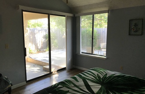 Palm Bay House | 5 minutes to the beach! Quiet home with a wonderful outdoor space