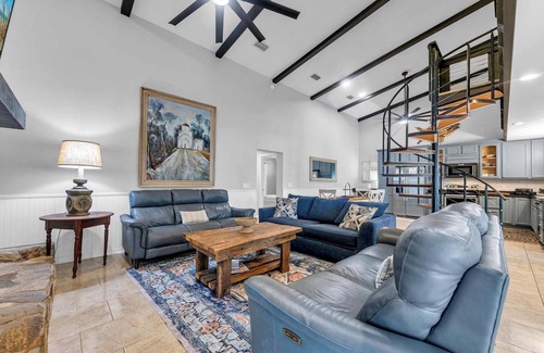 Crescent Beach House | 6 bdrm, 4 bath , Sleeps 18 , hot tub, 45 yrds 2 Beach