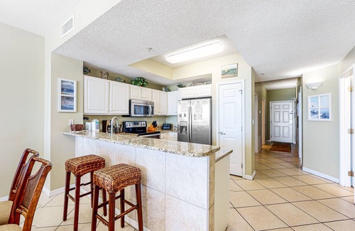 Navarre Beach Condo | 6th Floor Airy Condo w/On-Site Pool & Hot Tub, Quick Walk To The Beach