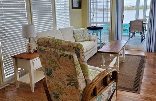 Historic Downtown Apalachicola Boat Rental | 88 m² Houseboat ∙ 2 bedrooms ∙ 4 guests
