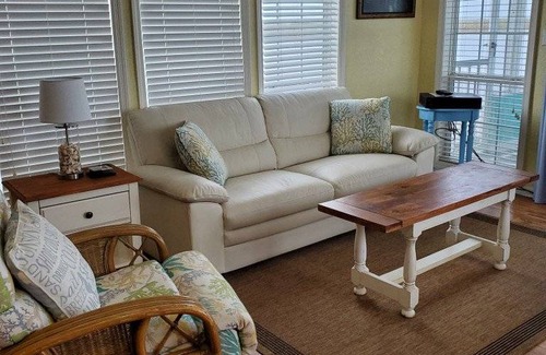 Historic Downtown Apalachicola Boat Rental | 88 m² Houseboat ∙ 2 bedrooms ∙ 4 guests