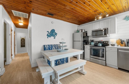 Laguna Beach Estates House | $97/Night Now thru November 22~ Laguna Beach! Directly Across Street-30' to Perfect Beach Access #83