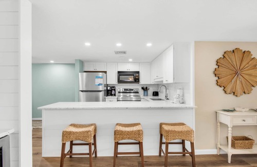 Holiday Isle Condo | 🌴Balcony Gulf Views~Updated~Pool~Tennis~2BR Hol Surf & Racquet Club 710