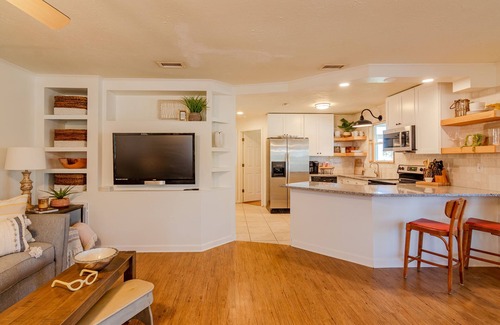 Riviera Beach House | Beach House with Screen Porch 1 Dog Considered - 21yo & UP