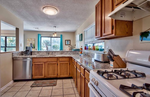 Crystal Beach House | Beach Views, Heated Pool, Tiki Bar - Salty Skipper
