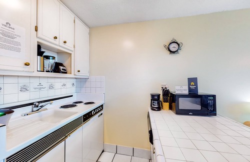 Panama City Beach Apartment | Beachfront Condo with Access to Pool, Gym, & Game Room - Snowbirds Welcome
