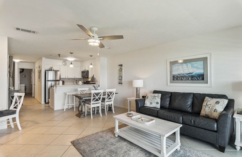 Fort Walton Beach - Destin Condo | BEACHFRONT Condo 105, wake up to sunshine. Destin Seafarer