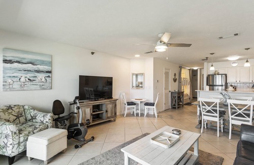 Fort Walton Beach - Destin Condo | BEACHFRONT Condo 105, wake up to sunshine. Destin Seafarer