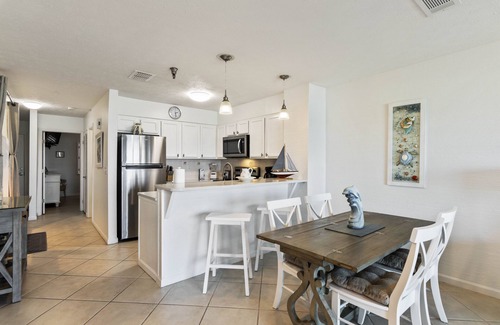 Fort Walton Beach - Destin Condo | BEACHFRONT Condo 105, wake up to sunshine. Destin Seafarer