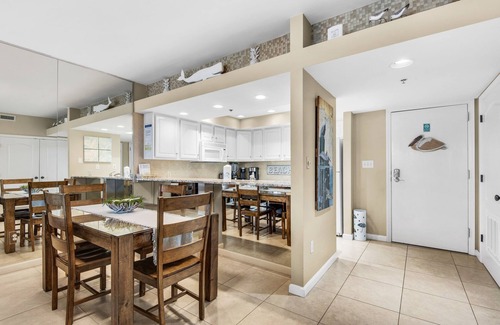 Holiday Isle Condo | 🌊Beachfront Pool~Updated~Walk 2 Beach~Water Taxi~Hot Tub~2BR East Pass 102