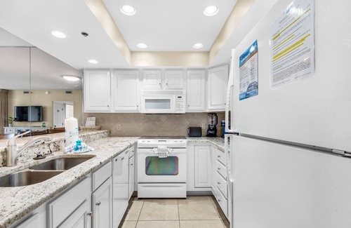 Holiday Isle Condo | 🌊Beachfront Pool~Updated~Walk 2 Beach~Water Taxi~Hot Tub~2BR East Pass 102