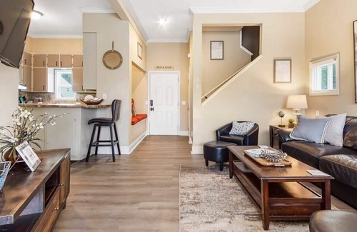 Holiday Beach House | BeachLife Unit C Getaway Sleeps 12