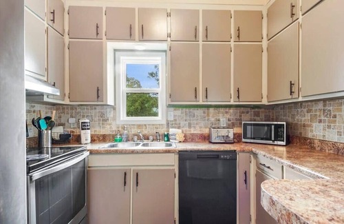 Holiday Beach House | BeachLife Unit C Getaway Sleeps 12