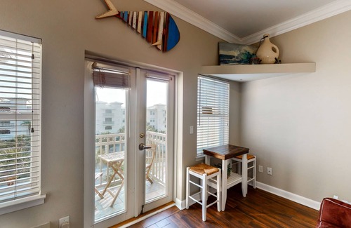 Gulf Place Apartment | Beachy condo w/free WiFi & shared pool/hot tub - short walk to the beach