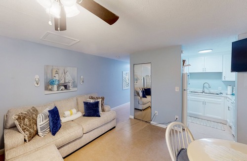 El Centro Beach Apartment | Beautiful condo located on the beach - close to attractions, pool & Hot tub