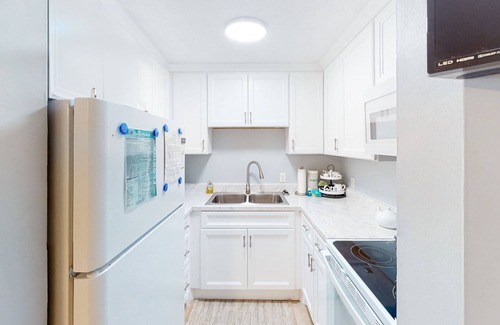 El Centro Beach Apartment | Beautiful condo located on the beach - close to attractions, pool & Hot tub