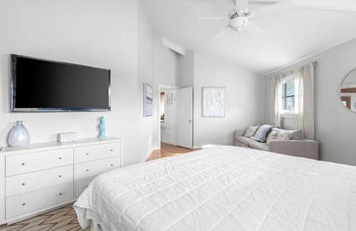 Santa Monica House | Belaire Bungalow Gated Beach Access