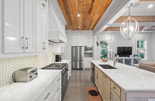 Forest District House | Book for a Fall Getaway! Low-Speed Vehicle! Private Pool! 5 Adult Bikes! Firepit!
