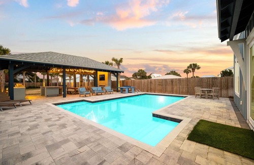 Fort Bay House | Book for Fall! Private Pool! 7 Adult Bikes! Across the street from the Beach! Ping Pong Table!