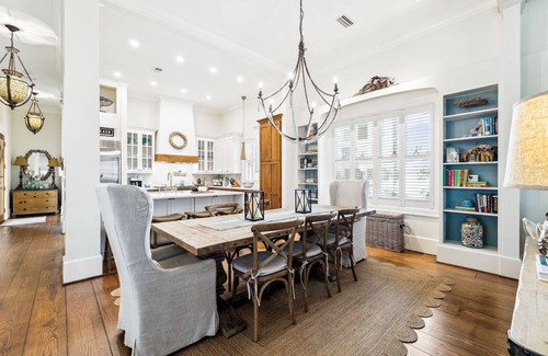 Watercolor House | Book Now for Fall! Carriage House! Wine Cooler! Gourmet Kitchen. Screened Porch! Swing Bed!